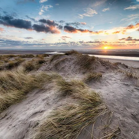 In Duinbergen With Beachfront Views *
