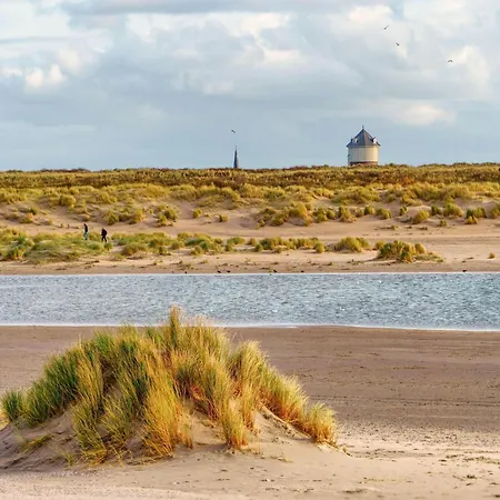 In Duinbergen With Beachfront Views *